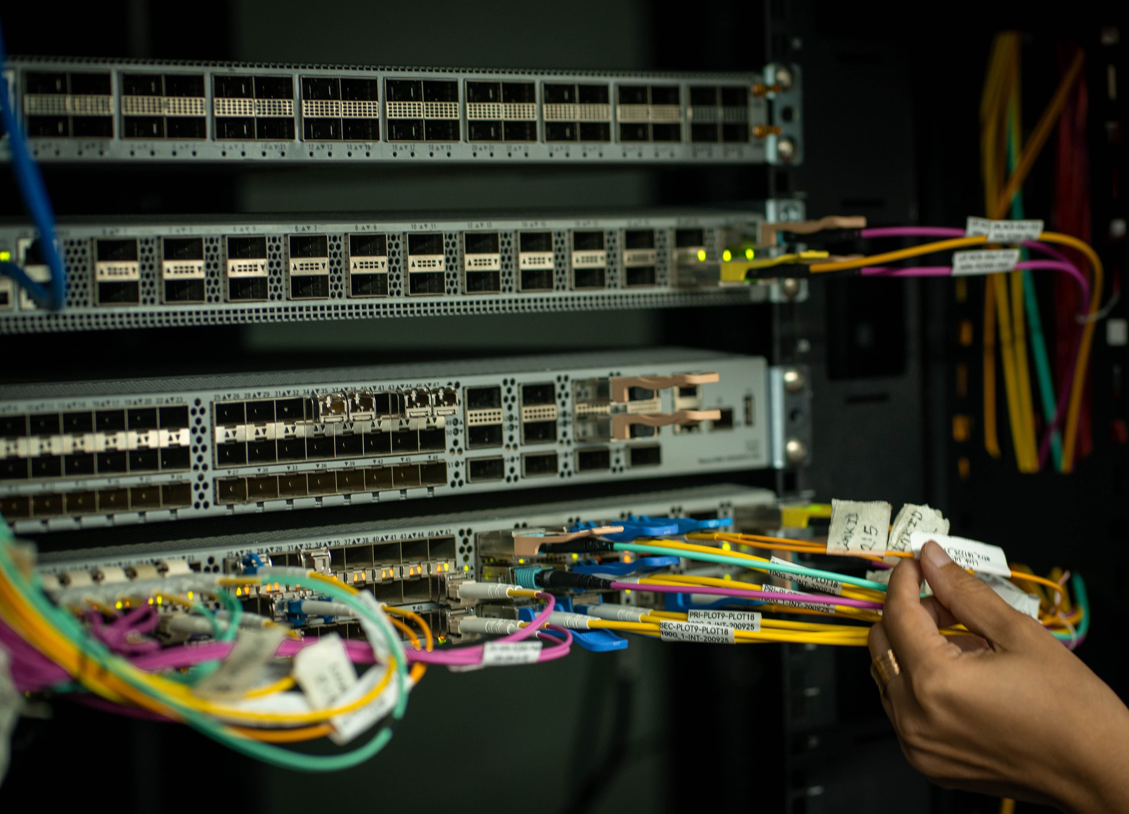 Fiber optik teknisyeni saha ekipmanları ile çalışırken