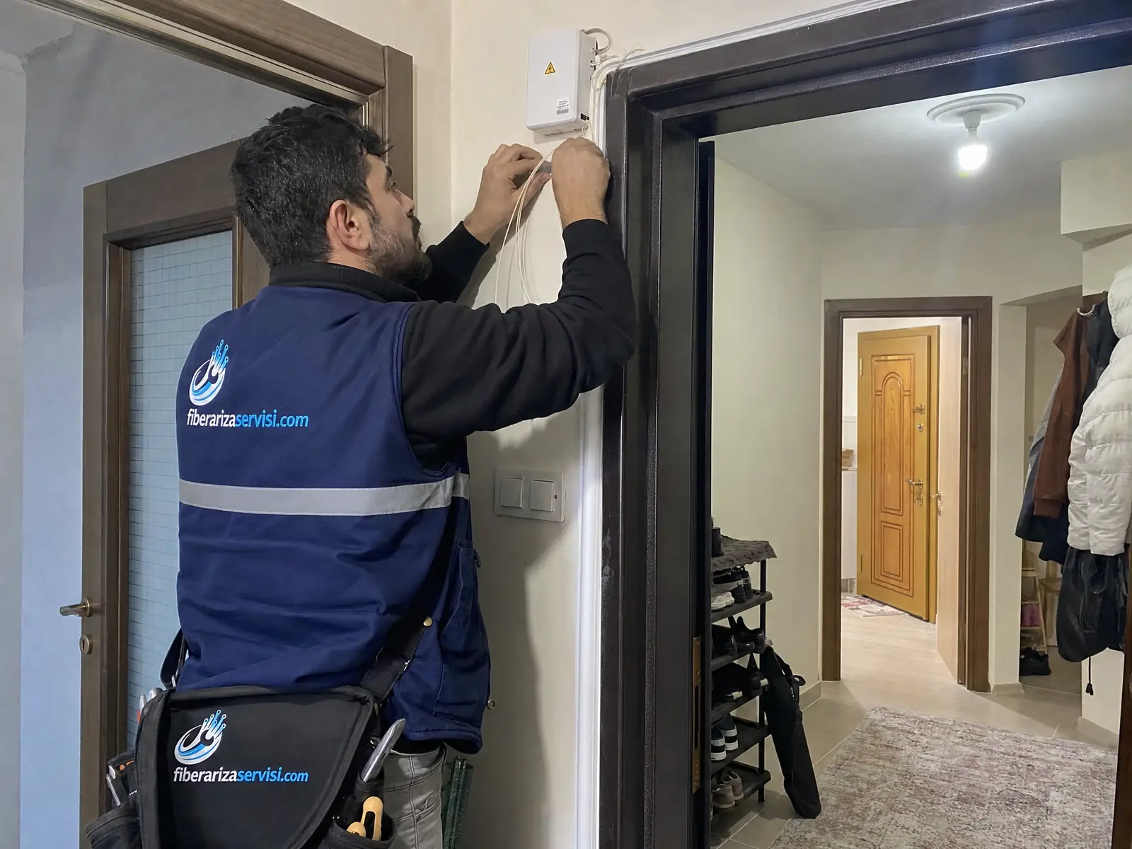 Daire girişinde fiber kablo hattı çeken teknik servis personeli