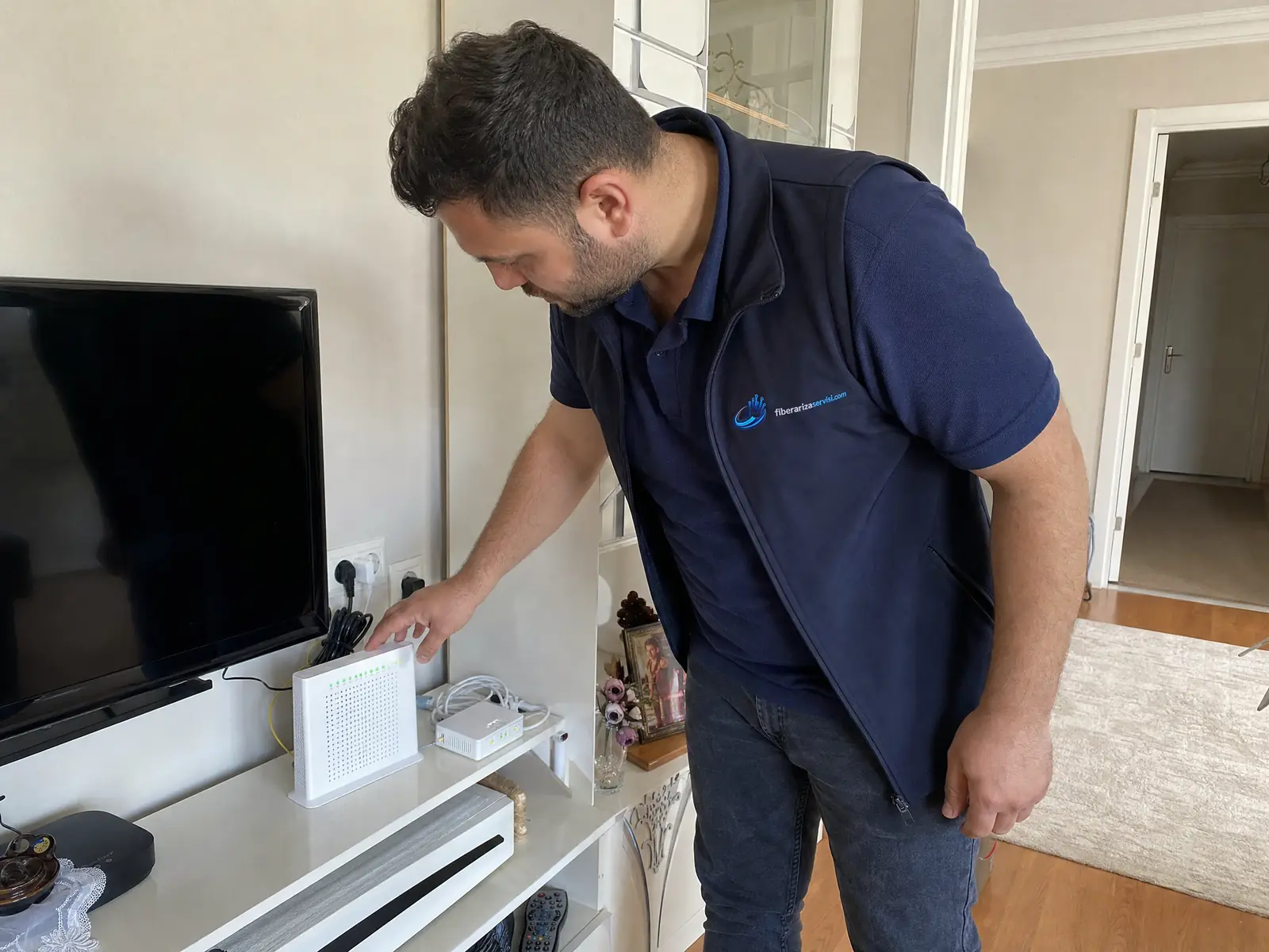 Evde modem ve fiber bağlantısını kontrol eden fiber teknik servis personeli