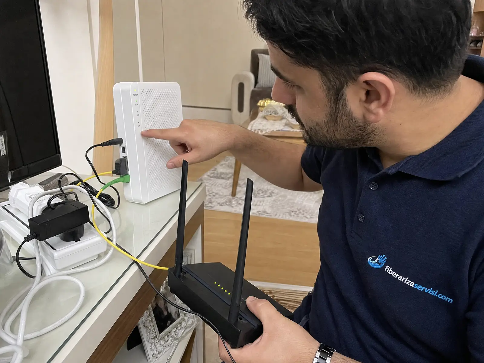 Modem ve fiber ONT cihazında LOS ve PON bağlantısını kontrol eden teknisyen
