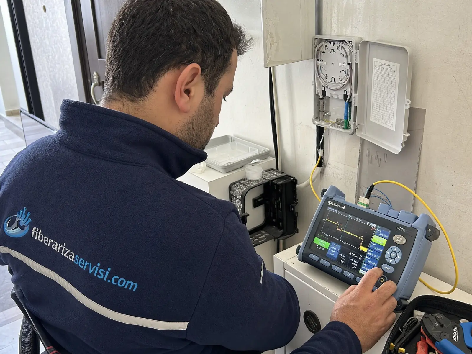 OTDR cihazı ile fiber hat ölçümü yapan teknik servis personeli