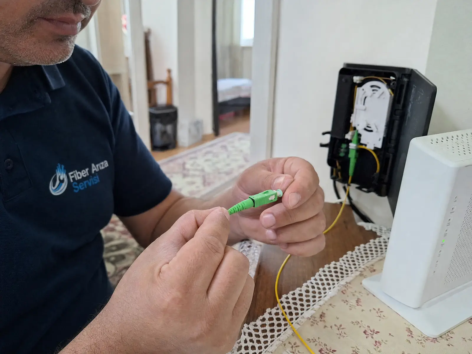 SC APC fiber konnektör bağlantısını kontrol eden teknisyen